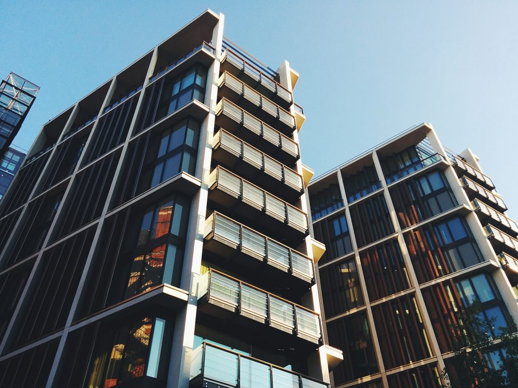 Fachada de un edificio de viviendas con balcones